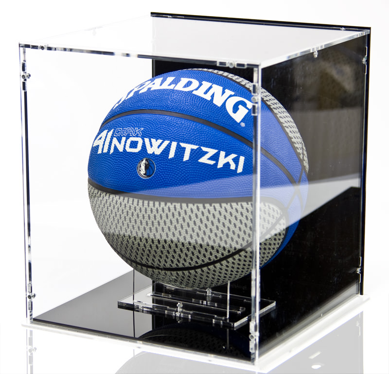 Basketball Vitrine mit schwarzem Boden und schwarzer Rückwand